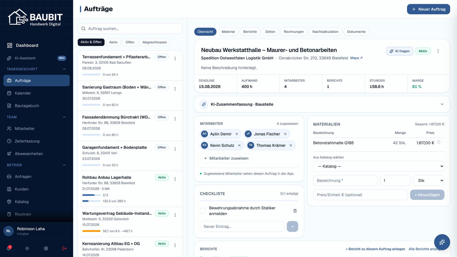 Auftragsliste in baubit mit Status und Terminen, daneben das Auftragsdetail mit Kunde, Deadline, zugewiesenem Team, Material und Checkliste